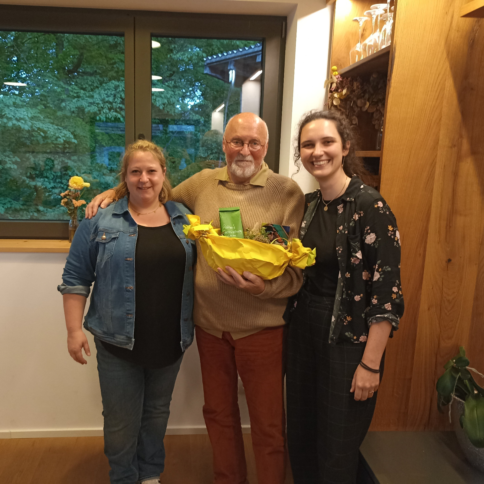 Überreichung des Geschenkkorbes an der
Jahreshauptversammlung. V. l. Steffi Krahl (2.
Vorstand), Rainer Winzek, Jasmin Braun (1.
Vorstand). Bild: Hannah Reihofer